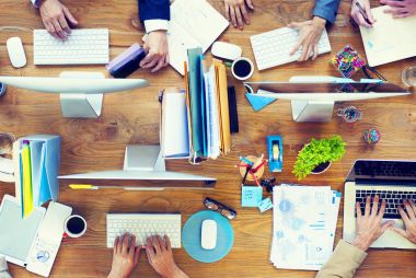 Ofiste çalışan havadan görünümü