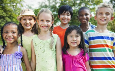 Parkta oynayan sevimli farklı çocuklar