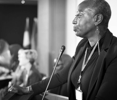 Afrikalı kadın mikrofona konuşan