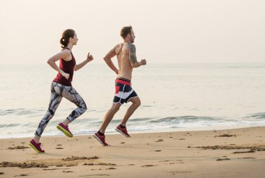 Çift sahilde birlikte, orijinal photoset çalışıyor