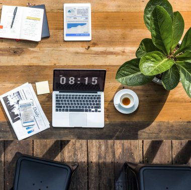 Dijital açılan çalışma dizüstü bilgisayar teknoloji kavramı