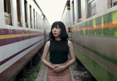 Tren istasyonunda duran Asyalı kadın