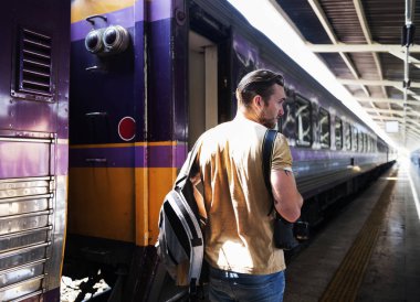 Tren istasyonunda orijinal beyaz fotoğrafçı photoset