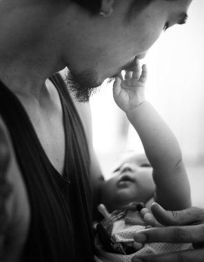 Baba taşıyan onun bebek aile duygu evde, orijinal photoset