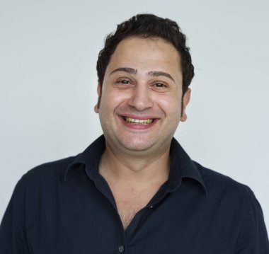 Studio, stüdyo çekimi kavramı poz gülümseyen adam  