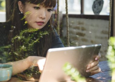 dizüstü bilgisayar kullanan Asyalı kadın