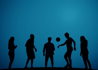 Tepede bir futbol oynayanlar