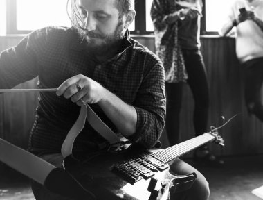 İnsanlar iskambil gitar prova grubu