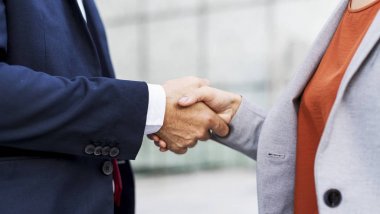 İş Adamları Tokalaşıyor