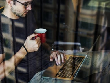 yakışıklı fotoğrafçı adam dizüstü kullanarak kahve fincanı ile orijinal photoset