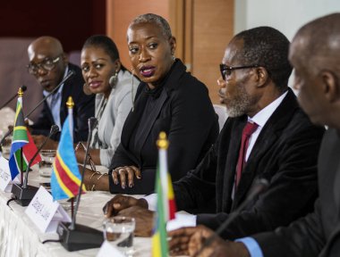 İş adamları tartışılması içinde grup toplantısında 