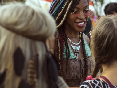 Farklı bir grup insan bir yolculuğa ve Festivali, özgün zevk photoset