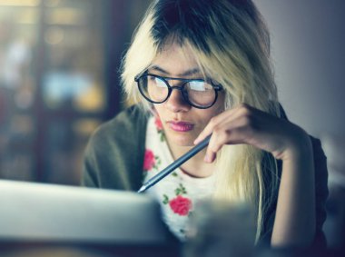 Asyalı kadın bir dizüstü bilgisayarda, özgün çalışma photoset