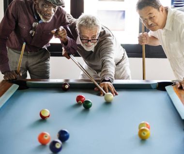 Kıdemli arkadaşlar içinde bilardo oynarken, orijinal photoset
