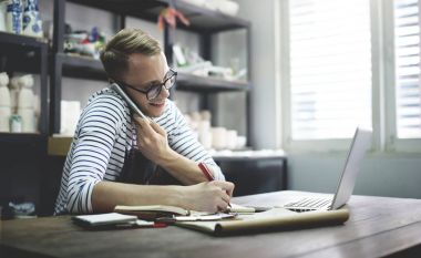 Not defterinde yazılı ve telefonda, özgün konuşurken bir çanak çömlek dükkanında esnaf photoset 