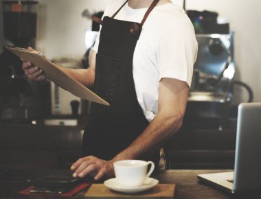 kahve dükkanındaki adam