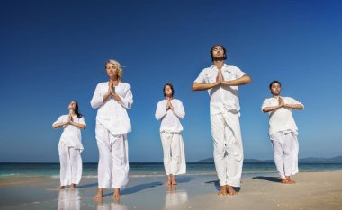 Kumsalda yoga yapmak insanlar