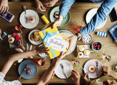 Arkadaşlar toplama birlikte bir doğum günü partisinde, özgün photoset