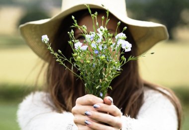 Kova çiçek, özgün tutan kadın photoset