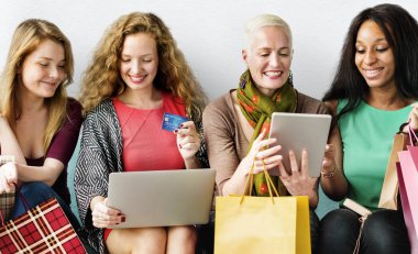 Bir grup farklı kadın alışveriş online, orijinal photoset