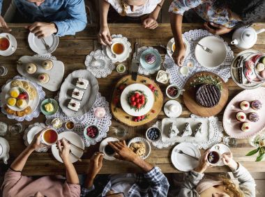 Arkadaşlar toplama birlikte bir çay partisi, özgün photoset