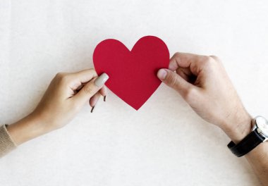 Kırmızı bir kalp holding eller, orijinal photoset