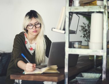 Genç kadın yazma not defterinde özgün photoset