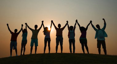 Arkadaşlar, günbatımında elele orijinal photoset