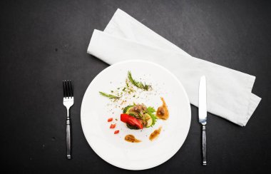 Biftek beyaz tabağında, özgün styling gıda photoset