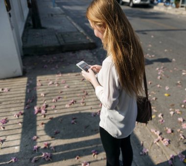 Cep telefonu, özgün gülümseyen güzel kızla photoset