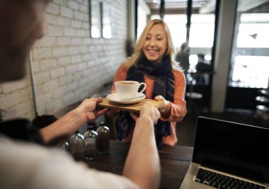 Kadın müşteri alma kahve