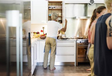 Arkadaş grubu yemek mutfakta, orijinal photoset