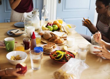 Bir grup farklı kadın birlikte kahvaltı, orijinal photoset