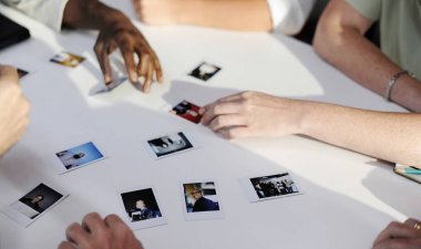 İnsanlar, seyir ve meslektaşları fotoğraf seçerek orijinal photoset