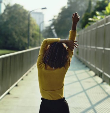 Arkadan görünüş sıska kız sokakta özgün germe photoset