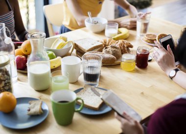 Bir grup farklı kadın birlikte kahvaltı
