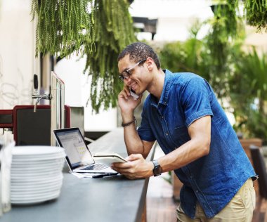 Telefonda, özgün konuşan bir adam photoset