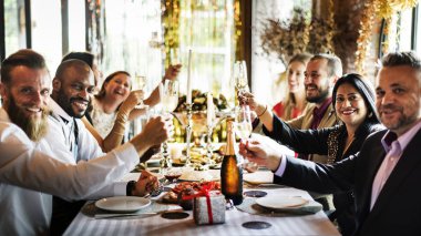 Yeni yıl arifesinde kutlayan arkadaşlar