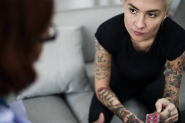 Zihinsel doktor kliniğinde, özgün depresif kadın photoset