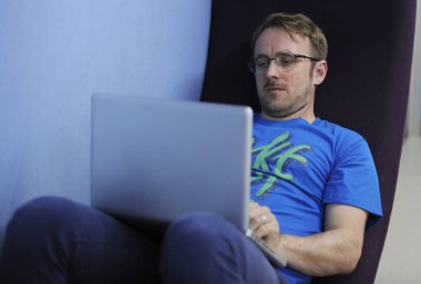 dizüstü bilgisayar, özgün yazarak adam photoset