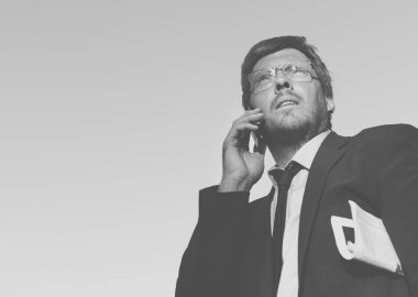 Akıllı telefon kullanan iş adamı. 