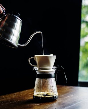 Barista kahve pot dökerek sıcak kahve, filtre kahve kavramı, orijinal photoset