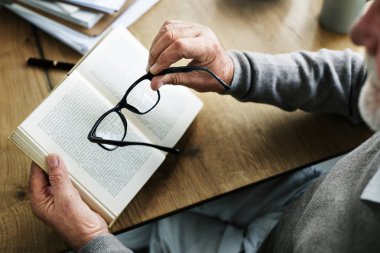 yakın çekim eski gözlük ile kitap okuma adam vurdu