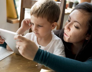 Anne ve oğlu dijital tablet kullanma