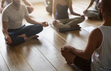 yoga poz sınıf oturan insanlar kırpılmış atış