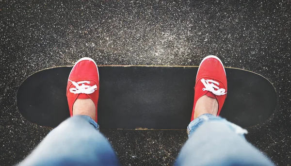 Uma menina com um skate — Fotografia de Stock