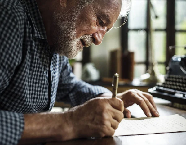 Oudere Man Een Brief Schrijven — Stockfoto