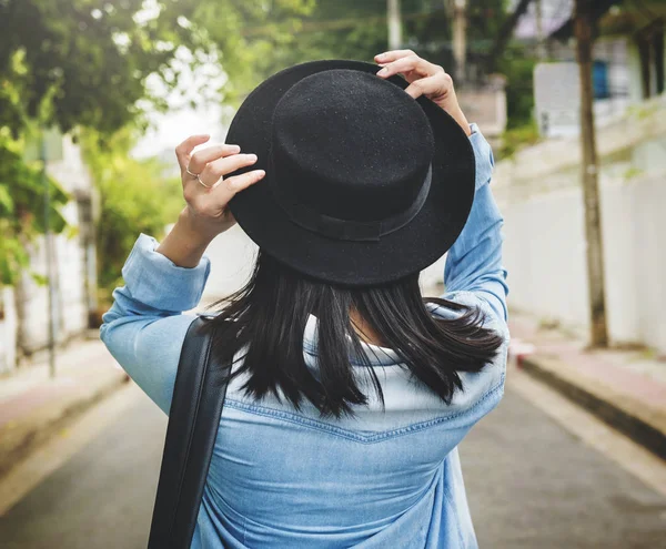 Mujer con sombrero negro — Foto de Stock