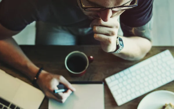 Mannen Med Kaffekoppen Bordet — Stockfoto