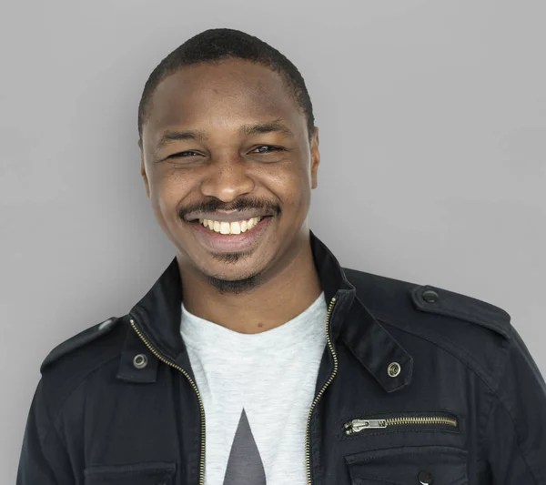 Africano hombre posando en estudio — Foto de Stock